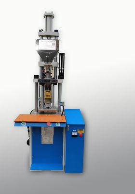 15 tonnes de petite machine de moulage par injection verticale en plastique pour câble de charge USB