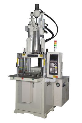 Machine de moulage par injection verticale à glissade unique de 55 tonnes, durable, destinée aux accrochages en plastique
