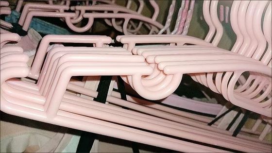 Machine de moulage par injection verticale à glissade unique de 55 tonnes, durable, destinée aux accrochages en plastique