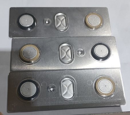 Machine de moulage par injection à double couleur verticale de 120 tonnes pour le couvercle de la batterie de nouvelle énergie