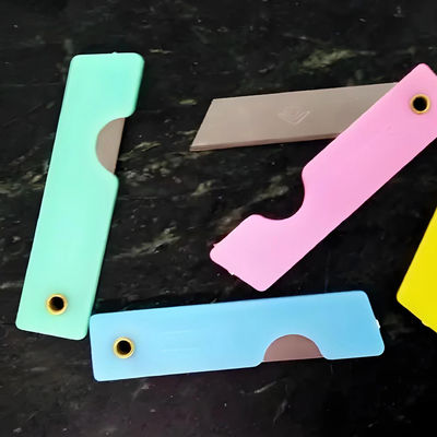 Facile à utiliser machine de moulage par injection verticale à double glissière pour la fabrication de charnière à main